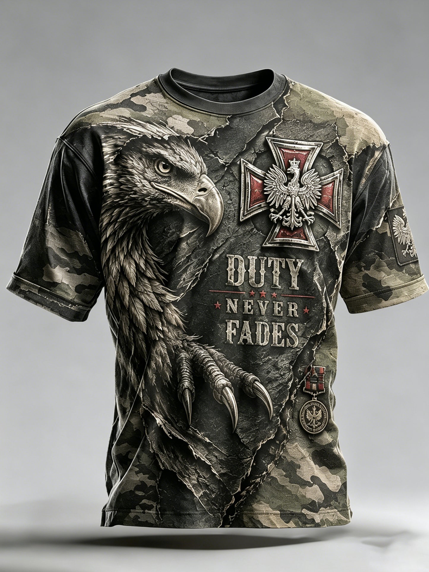 Męski T-shirt z polskimi elementami kamuflażowymi i artystycznym nadrukiem „Military Force”